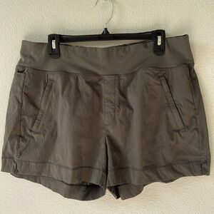 Athleta Trekkie North Short Olive Green
Size 16